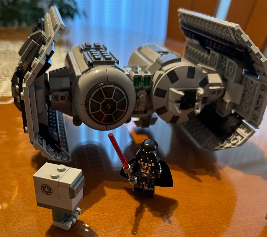 625 Uds. + 3 Figuras / Interstellar Wars – Bombardero TIE (Versión alternativa – No incluye caja)