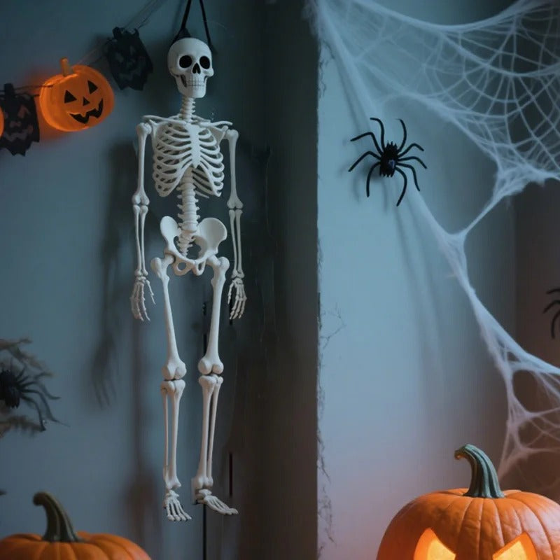 Esqueleto colgante en decoración de Halloween